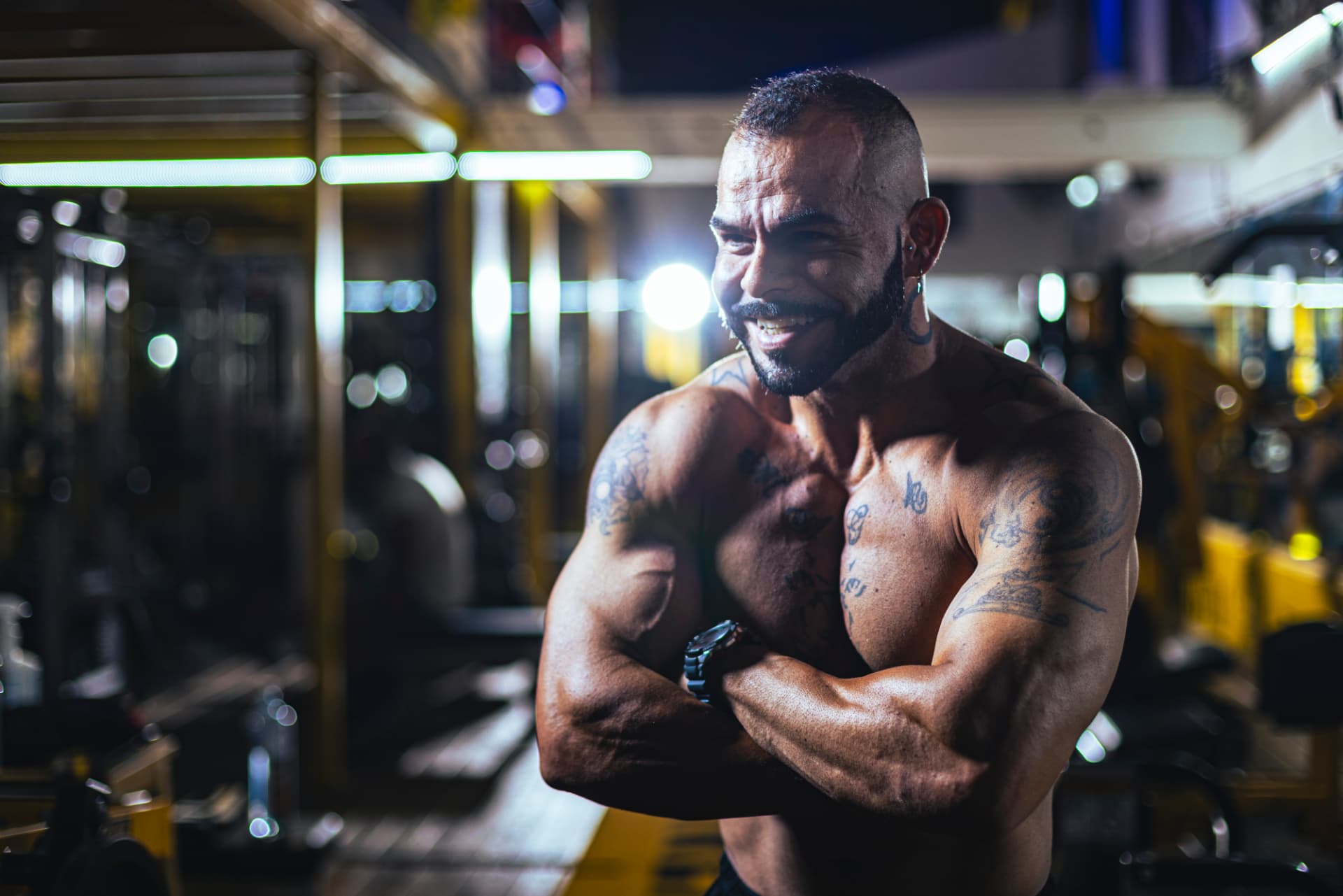 Michael Greenland en el gimnasio, brazos cruzados y sonriendo