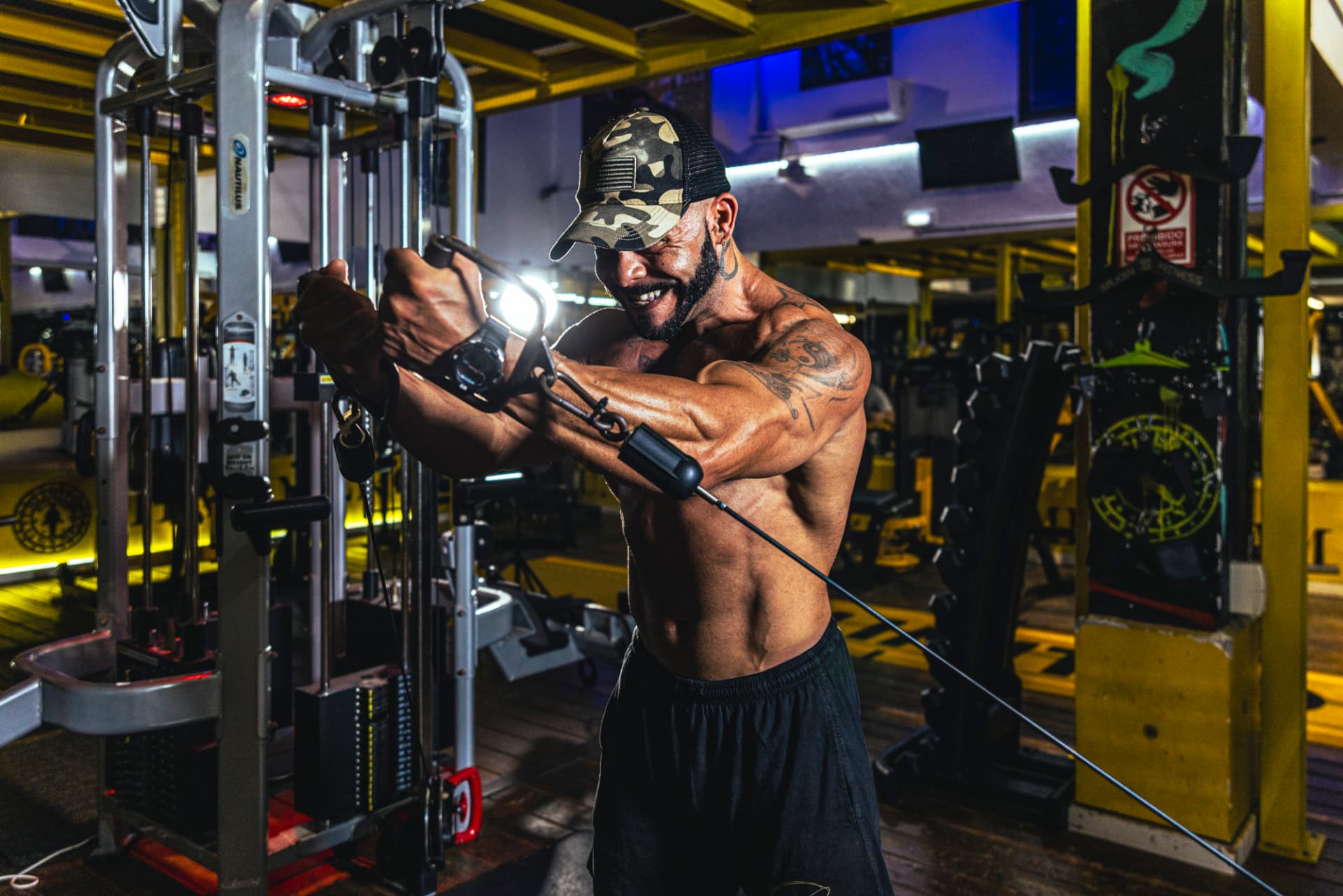Michael Greenland entrenando en polea en el gimnasio
